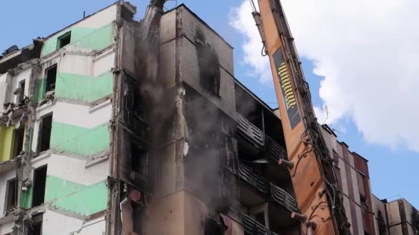 Καταστροφή Πολυόροφου Κτιρίου Αφού Χτυπήθηκε Από Οβίδα Πυροβολικού Ένα Καμένο — Αρχείο Βίντεο