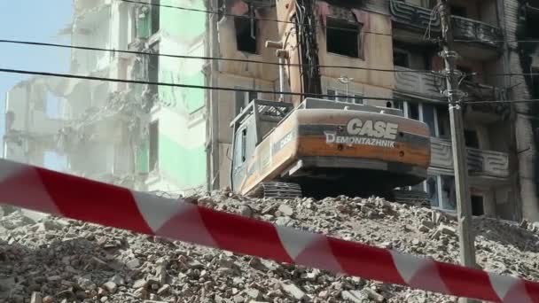 Többszintes Lakások Bontására Irányuló Építési Munkák Vörös Fehér Figyelmeztető Szalagból — Stock videók
