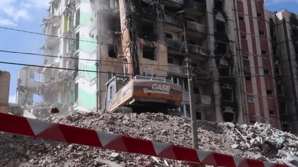 多階建てのアパートの解体に関する建設作業 赤および白い警告テープから成っている塀 大きな火災の後の住宅ビル シティリニューアル ウクライナ イルピン 2023年5月12日 — ストック動画