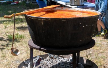 Makarnalı domates çorbası bir Polonya mutfağıdır. Sıcak Zupa pomidorowa bir yemek fuarındaki mutfak alanında büyük bir kazanda. Kendi sularında rendelenmiş domateslerden yapılan popüler bir çorba.