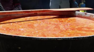 Makarnalı domates çorbası bir Polonya mutfağıdır. Sıcak Zupa pomidorowa bir yemek fuarındaki mutfak alanında büyük bir kazanda. Kendi sularında rendelenmiş domateslerden yapılan popüler bir çorba.