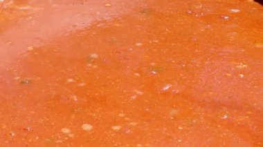 Makarnalı domates çorbası bir Polonya mutfağıdır. Sıcak Zupa pomidorowa bir yemek fuarındaki mutfak alanında büyük bir kazanda. Kendi sularında rendelenmiş domateslerden yapılan popüler bir çorba.