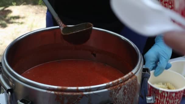 番茄酱加意大利面是一种波兰菜 Zupa Pomidorova 用烤西红柿做的热汤 人们和游客在街头食品节上散步 乌克兰 2023年8月17日 — 图库视频影像