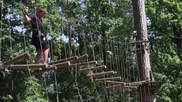 Mały Dzielny Chłopiec Chodzi Balansuje Kołyszącym Się Drewnianym Kikucie Parku — Wideo stockowe