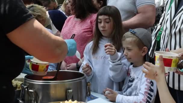 파스타와 토마토 수프는 폴란드 요리입니다 포미도로와 토마토로 뜨거운 사람들과 관광객은 — 비디오