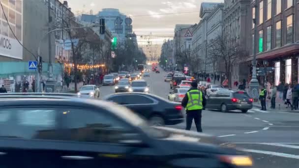 Male Police Officer Intersection Helps Vehicles Cross Road Khreshchatyk Street — ストック動画