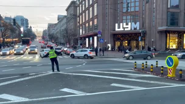 Male Police Officer Intersection Helps Vehicles Cross Road Khreshchatyk Street — Vídeos de Stock