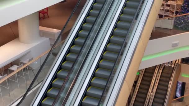 Escalator Large Multi Storey Shopping Center High Angle View Going — Vídeo de Stock