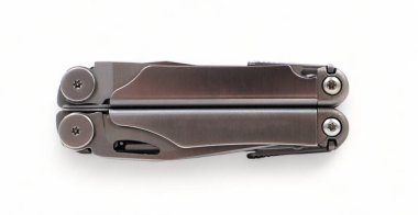 Katlanmış çelik çoklu aracı beyaz arkaplanda izole edilmiş, üst görünümde. Günlük çalışma için bir araç. Hepsi bir arada. İnşaat ve onarım. Küçük ve taşınabilir ürün. Çakı. EDC kavramı