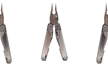 Beyaz arka planda izole edilmiş birçok aleti olan modern çelik çoklu araç. Taşınabilir çoklu görev aracı. Geliştirilmiş inşaat aletleri. Küçük ve taşınabilir ürün. Çakı. EDC kavramı