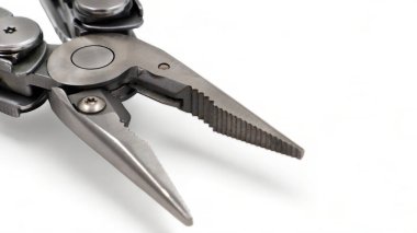 Beyaz arka planda, çok işlevli, modern, gri, katlanmış bir bıçak. Gelişmiş aletleri olan çoklu araçlar. Pense kapat. Küçük ve taşınabilir ürün. Çakı. EDC konsepti. Boşluğu kopyala