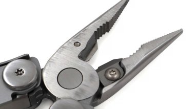 Beyaz arka planda, çok işlevli, modern, gri, katlanmış bir bıçak. Gelişmiş aletleri olan çoklu araçlar. Pense kapat. Küçük ve taşınabilir ürün. Çakı. EDC konsepti. Boşluğu kopyala