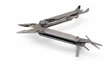 Beyaz arka planda pense, dosya, bıçak, tornavida, makas, şişe açacağı ve testere ile modern çelik çoklu alet açıldı. Küçük ve taşınabilir ürün. Çakı. EDC kavramı