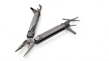 Beyaz arka planda pense, dosya, bıçak, tornavida, makas, şişe açacağı ve testere ile modern çelik çoklu alet açıldı. Küçük ve taşınabilir ürün. Çakı. EDC kavramı