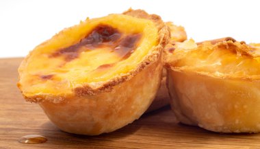 Pastel de nata turtaları ya da kahverengi arka planda Portekiz yumurtalı turtası. Pastel de Belem çıtır börek hamurlu ve kremalı küçük bir turta. Tatlı tatlı
