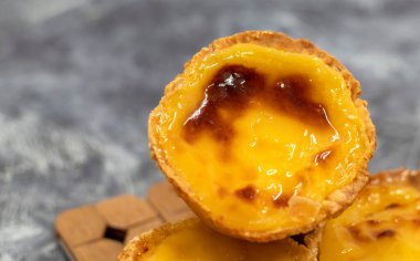 Bir sürü taze pişmiş tatlı Pastel de nata veya Portekiz yumurtalı tartı. Pastel de Belm çıtır börek hamurlu ve kremalı küçük bir turta. Küçük bir tatlı, bir kek.