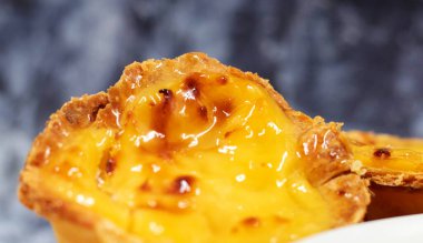 Yeni pişmiş bir tatlı Pastel de nata ya da Portekiz yumurtalı turtası. Pastel de Belm çıtır börek hamurlu ve kremalı küçük bir turta. Küçük bir tatlı, bir kek.