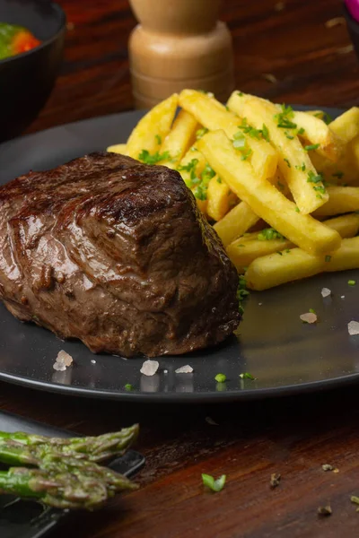 Bife Grelhado Tenderloin Steak Com Batatas Fritas — Fotografia de Stock