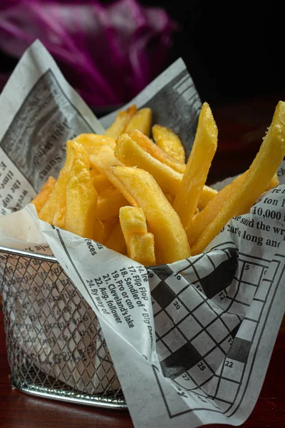 Gazete kağıdında patates kızartması sepeti