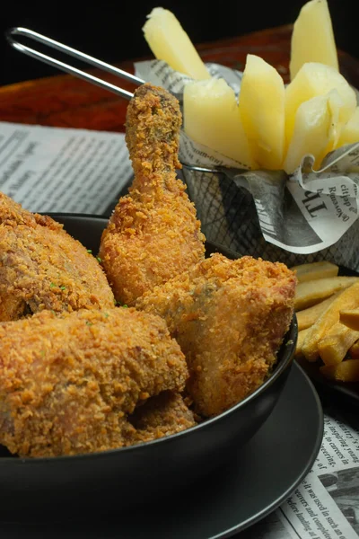 Tahta masada kızarmış tavuk.