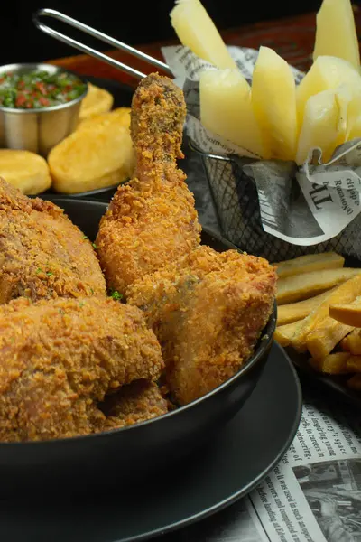 Tahta masada kızarmış tavuk.