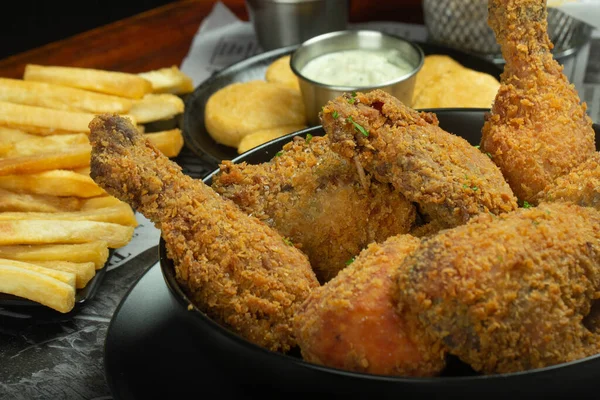 Tahta masada kızarmış tavuk.