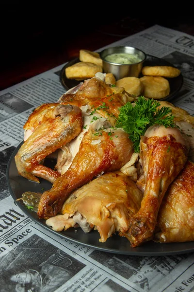 Gazete arka planında sulu ızgara tavuk