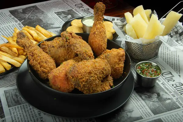 Tahta masada kızarmış tavuk.