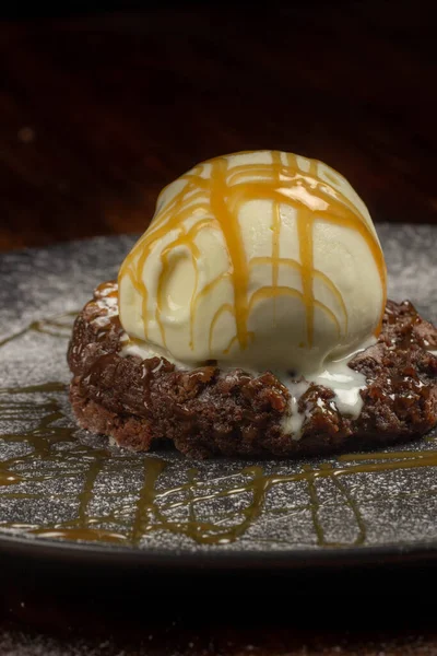 Vanilyalı dondurmalı çikolatalı kek.