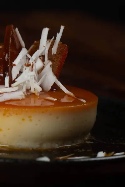 Karamel ve hindistan cevizli tatlı kreması.