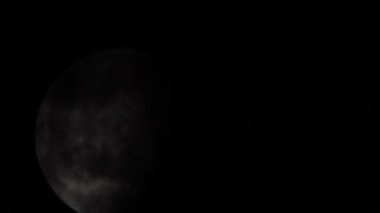 Bulutlarda dolunay olan gece gökyüzünün yakın çekim görüntüleri.