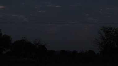 Geceden günün ilk ışığının hızlandırılmış video görüntüleri yeni sabaha doğru yayınlanıyor.