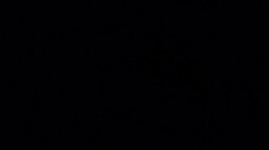 Gece vakti şimşeklerin çaktığı fırtınanın yakın çekim görüntüleri..