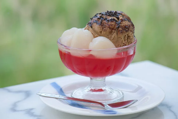 Çikolatalı kahve dondurması jöle ve meyveli bardağa konur..