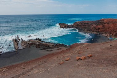 Volkanik Lanzarote Adası manzarası. Los Hervideros mağaralarının, uçurumların ve Kızıl Dağ 'ın panoramik görüntüsü. Popüler turizm merkezi Kanarya adaları. Yüksek kalite fotoğraf