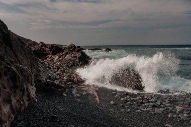 Volkanik Lanzarote Adası manzarası. Los Hervideros mağaralarının, uçurumların ve Kızıl Dağ 'ın panoramik görüntüsü. Popüler turizm merkezi Kanarya adaları. Yüksek kalite fotoğraf