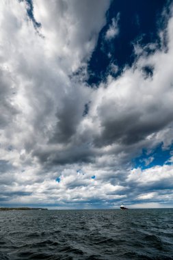 Şiddetli bulutları olan karanlık gökyüzü yağmurdan önce yaklaşır ve fırtına kopar. Kötü ya da kasvetli hava, gökyüzü ve çevre. Sera etkisi, küresel ısınma, iklim değişikliği. Yüksek kalite fotoğraf