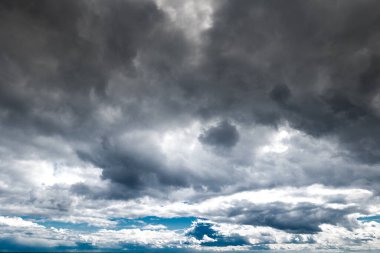 Şiddetli bulutları olan karanlık gökyüzü yağmurdan önce yaklaşır ve fırtına kopar. Kötü ya da kasvetli hava, gökyüzü ve çevre. Sera etkisi, küresel ısınma, iklim değişikliği. Yüksek kalite fotoğraf