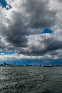 Şiddetli bulutları olan karanlık gökyüzü yağmurdan önce yaklaşır ve fırtına kopar. Kötü ya da kasvetli hava, gökyüzü ve çevre. Sera etkisi, küresel ısınma, iklim değişikliği. Yüksek kalite fotoğraf