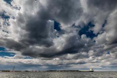 Şiddetli bulutları olan karanlık gökyüzü yağmurdan önce yaklaşır ve fırtına kopar. Kötü ya da kasvetli hava, gökyüzü ve çevre. Sera etkisi, küresel ısınma, iklim değişikliği. Yüksek kalite fotoğraf