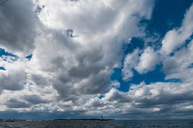 Şiddetli bulutları olan karanlık gökyüzü yağmurdan önce yaklaşır ve fırtına kopar. Kötü ya da kasvetli hava, gökyüzü ve çevre. Sera etkisi, küresel ısınma, iklim değişikliği. Yüksek kalite fotoğraf