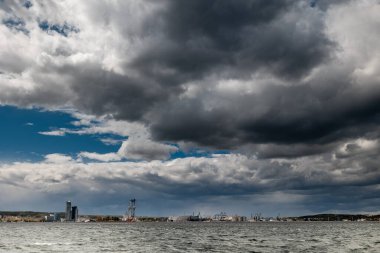 Şiddetli bulutları olan karanlık gökyüzü yağmurdan önce yaklaşır ve fırtına kopar. Kötü ya da kasvetli hava, gökyüzü ve çevre. Sera etkisi, küresel ısınma, iklim değişikliği. Yüksek kalite fotoğraf