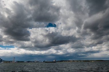 Şiddetli bulutları olan karanlık gökyüzü yağmurdan önce yaklaşır ve fırtına kopar. Kötü ya da kasvetli hava, gökyüzü ve çevre. Sera etkisi, küresel ısınma, iklim değişikliği. Yüksek kalite fotoğraf