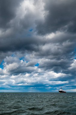 Şiddetli bulutları olan karanlık gökyüzü yağmurdan önce yaklaşır ve fırtına kopar. Kötü ya da kasvetli hava, gökyüzü ve çevre. Sera etkisi, küresel ısınma, iklim değişikliği. Yüksek kalite fotoğraf