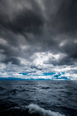 Şiddetli bulutları olan karanlık gökyüzü yağmurdan önce yaklaşır ve fırtına kopar. Kötü ya da kasvetli hava, gökyüzü ve çevre. Sera etkisi, küresel ısınma, iklim değişikliği. Yüksek kalite fotoğraf