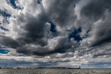 Şiddetli bulutları olan karanlık gökyüzü yağmurdan önce yaklaşır ve fırtına kopar. Kötü ya da kasvetli hava, gökyüzü ve çevre. Sera etkisi, küresel ısınma, iklim değişikliği. Yüksek kalite fotoğraf