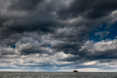 Şiddetli bulutları olan karanlık gökyüzü yağmurdan önce yaklaşır ve fırtına kopar. Kötü ya da kasvetli hava, gökyüzü ve çevre. Sera etkisi, küresel ısınma, iklim değişikliği. Yüksek kalite fotoğraf