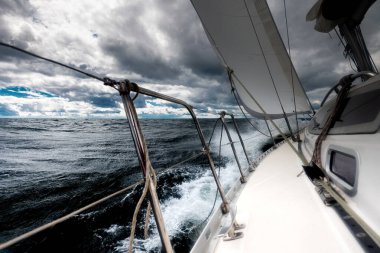 Fırtınalı Gökyüzü Altında Dalgalı Deniz Yatı, Okyanus Macerası Perspektifi. Yüksek kalite fotoğraf