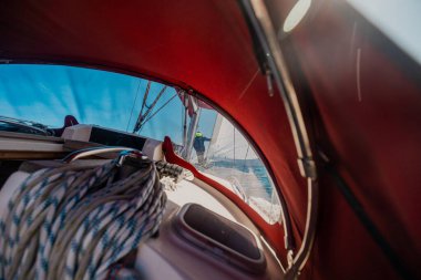 Günbatımında yelkenli teknesi, Açık Gök Altında Mavi Deniz Yatı, Yaz Okyanusu Macerası. Yüksek kalite