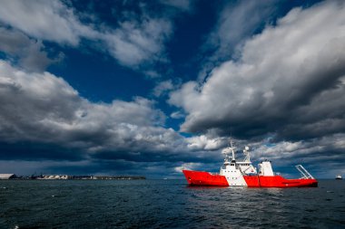 Açık Deniz 'de Kızıl ve Beyaz Sahil Güvenlik Gemisi çarpıcı Fırtınalı Gökyüzü, Gdynia Limanı, Polonya. Yüksek kalite fotoğraf